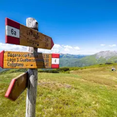 Segnavia in legno sui sentieri dei borghi della montagna pistoiese, con indicazioni per Cutigliano e Doganaccia.