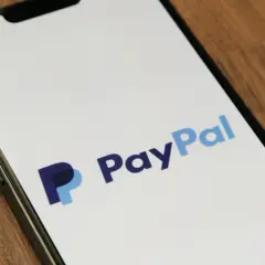 Na ekranie telefonu widnieje logo PayPal. Czy PayPal jest bezpieczny? To pytanie zadaje sobie wiele osób przed dokonaniem płatności.