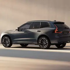 Volvo XC60 gris oscuro, visto de perfil trasero, con luces LED encendidas. Un coche elegante, ideal para el foro Volvo XC60.