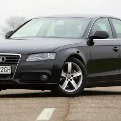 Czarny sedan Audi A4 B8, produkowany w latach 2007-2015, na drodze.
