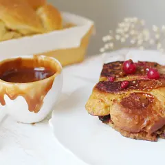 Délicieuse brioche perdue dorée, nappée de caramel et garnie de fruits rouges. Un délice à savourer !