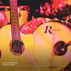 Gitara i bębny na scenie, gotowe do występu. Może to Łukasz Talarek przygotowuje się do koncertu?