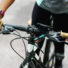 Rowerzystka z licznikiem rowerowym na ręku przygotowuje się do jazdy. Action instrukcja obsługi licznika jest gotowa.
