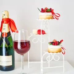 Festeggiamo 11 anni di matrimonio con champagne, vino rosso e dolcetti decorati con frutti di bosco.