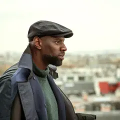 Omar Sy jako Assane Diop w czapce i płaszczu, spogląda w dal na tle Paryża. Czy to zapowiedź lupin sezon 4?