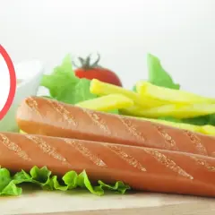 Czy pies może jeść parówki? Na zdjęciu piesek obok parówek i frytek.