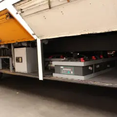Pod otwartą klapą autobusu Peterbilt widać sejf i baterie Mastervolt.