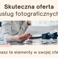Ręce fotografa przeglądają wydruki. Czy Twoja oferta usług fotograficznych jest kompletna?