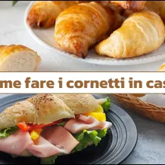 Cornetti fatti in casa dorati e fragranti, pronti per essere farciti o gustati al naturale.
