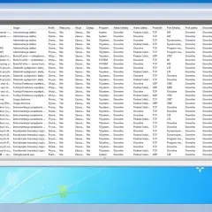 Zapora systemu Windows z zaawansowanymi regułami przychodzącymi i wychodzącymi, pokazująca szczegóły połączeń sieciowych.
