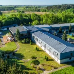 Olsztyn atrakcje dla dwojga: hotel z basenem i tarasem wśród zieleni, idealne miejsce na romantyczny wypad.