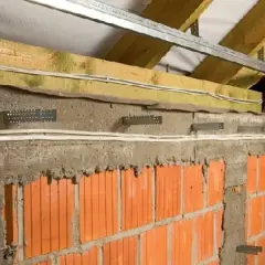 Profil v do ścianki kolankowej, z widocznymi przewodami elektrycznymi i elementami konstrukcyjnymi poddasza.