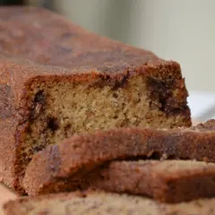 En saftig banankaka med choklad, skuren i skivor och redo att avnjutas.