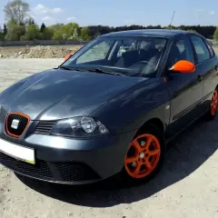 Szary Seat Ibiza z pomarańczowymi felgami i lusterkami. Zastanawiasz się, czym pomalować gumę? Może sprayem do plastików?