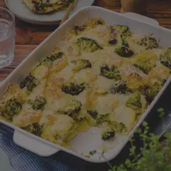 Ein köstlicher Brokkoli Auflauf mit Kartoffeln und Käse überbacken, bereit zum Servieren.