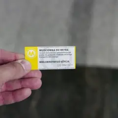Żółta karta wielokrotnego użytku z symbolem "M" i napisem "Wejściówka do metra" - to nie są bilety na metro warszawa, lecz potwierdzenie wejścia.