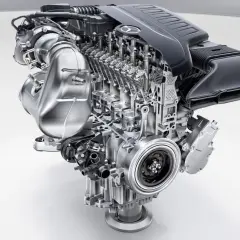 Corte transversal de un motor Mercedes-Benz, mostrando pistones, válvulas y turbocompresor. Podría ser el mejor motor Mercedes Clase E.