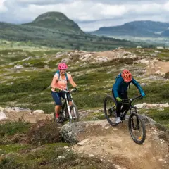 Två cyklister njuter av en äventyrlig vandring i Ramundberget.