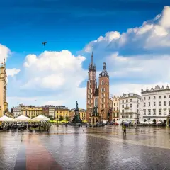 Rynek Główny w Krakowie, największy rynek w Polsce, z Sukiennicami i Kościołem Mariackim.