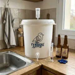 Kit pour la fabrication bière artisanale : cuve de fermentation, densimètre, bouteilles et capsules.