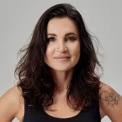 Joanna Zientarska, z mężem u boku, emanuje pewnością siebie. Jej ciemne włosy i tatuaż na ramieniu dodają charakteru.