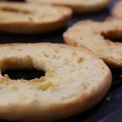Friselle croccanti, pronte per essere condite. Una ricetta semplice e gustosa per un antipasto o uno spuntino perfetto.
