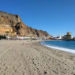 Arena dorada, mar azul y montañas imponentes. ¿Cuál es la mejor playa de Roquetas de Mar? Esta parece una candidata perfecta.