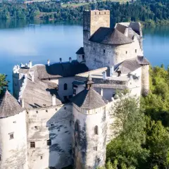 Zamek w Niedzicy, malowniczo położony nad jeziorem, to jedna z najpiękniejszych nidzickich atrakcji.