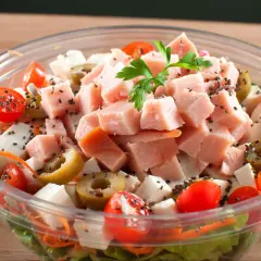 Pyszna, lekka sałatka z wędzonym kurczakiem, pomidorkami koktajlowymi, oliwkami i serem feta, posypana nasionami chia.