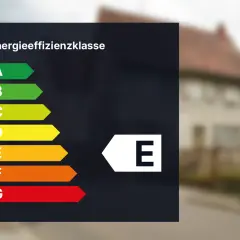 Energieeffizienzklasse E. Das Haus hat eine Energieeffizienzklasse E, was auf einen mittleren Energieverbrauch hinweist.