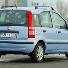 Błękitne małe auto z automatyczną skrzynią biegów, idealne do 10 tys. zł. Fiat Panda Multijet z 2008 roku.
