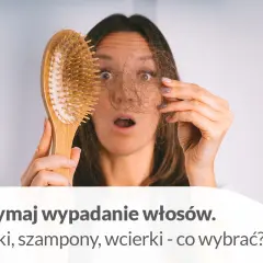 Zaskoczona kobieta trzyma szczotkę z garścią włosów. Dowiedz się, jak powstrzymać hormonalne wypadanie włosów i co wybrać: tabletki, szampony czy wcierki.