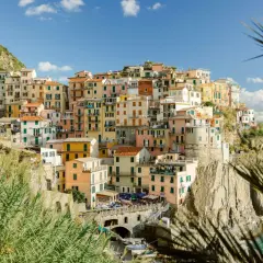 Case colorate a picco sul mare, un'immagine iconica di ciò per cui l'Italia è famosa: bellezza, paesaggi mozzafiato e vita vibrante.