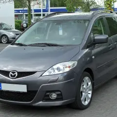 Szary Mazda 5 2.0 diesel zaparkowany na zewnątrz.