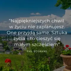 Krajobraz z jeziorem, miasteczkiem i cytatem o życiu.