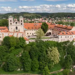 Opactwo Benedyktynów w Tyńcu, jeden z najstarszych klasztorów w Polsce, malowniczo położony na skale nad Wisłą. Wspaniały przykład architektury i historii Małopolski.