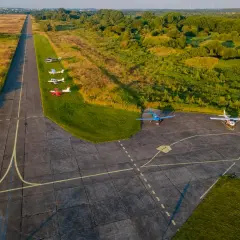 Czy jest lotnisko w Kołobrzegu? Sprawdź najbliższą opcję lotniczą