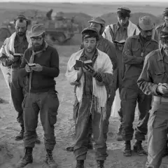 Soldaten beten mit Gebetsschals und Büchern während des Jom-Kippur-Krieges.