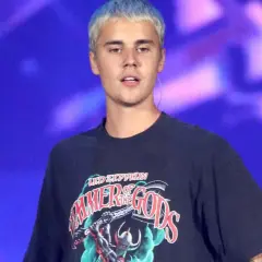Justin Bieber z niebieskimi włosami na scenie, w koszulce z napisem "Hammer of the Gods", jak w tekście "Beauty and a Beat".
