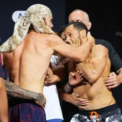 Två MMA-fighters, en med huvudduk, brottas under en vägning. Cody Brundage är en av dem.