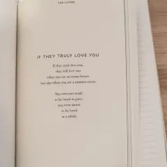 Otwarta książka z wierszami o życiu optymistyczne. Na prawej stronie wiersz "IF THEY TRULY LOVE YOU" mówi o bezwarunkowej miłości.