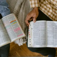 Dwie osoby studiują Biblię, szukając odpowiedzi na pytanie, czy św. Piotr miał żonę.