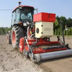 Ciągnik z siewnikiem Forigo basamid przygotowuje pole do siewu. Maszyna równa i wałuje ziemię.