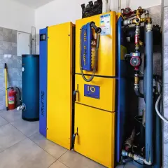 Piec gazowy 20kW na ile metrów ogrzeje? Widoczny system grzewczy z zasobnikiem i pompą.