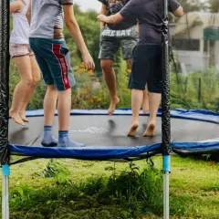 Czy trampolina jest zdrowa dla dziecka? Korzyści i ryzyko dla malucha