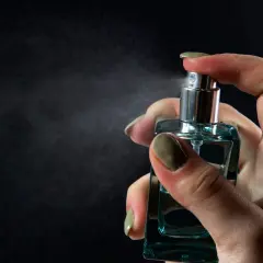 Najlepsze perfumy które długo się utrzymują damskie – trwałe zapachy