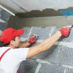 Jak poprawnie nakładać zaprawę tynkarską i uniknąć najczęstszych błędów