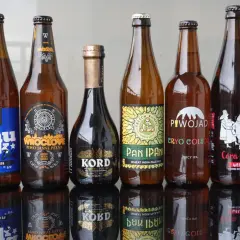 Siedem butelek piwa rzemieślniczego, w tym piwo szlacheckie "Cora Koryn" Weizenbock.