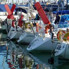 Barche a vela ormeggiate, pronte per una lunga traversata. Il loro significato è libertà e avventura.