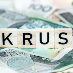 Litery K, R, U, S ułożone na banknotach 100 zł. To symbol przyszłej emerytury z KRUS.